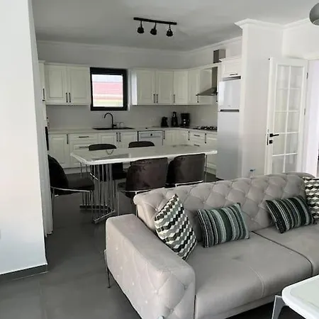 Goecekte 4+1 Havuzlu Lueks Villa, Goecek Hotel