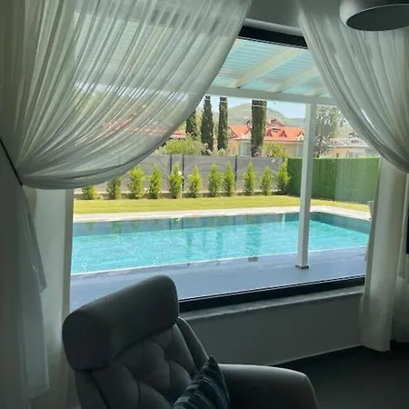 Goecekte 4+1 Havuzlu Lueks Villa, Goecek