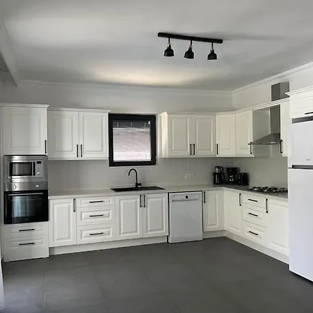 Goecekte 4+1 Havuzlu Lueks Villa, Goecek 4*